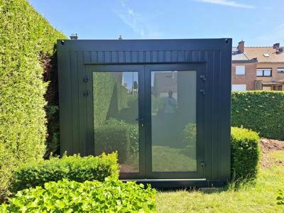 Conteneur de jardin gris anthracite par Mechanic International.