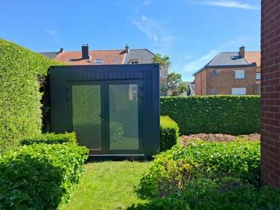 Antracietgrijze tuincontainer van Mechanic International.