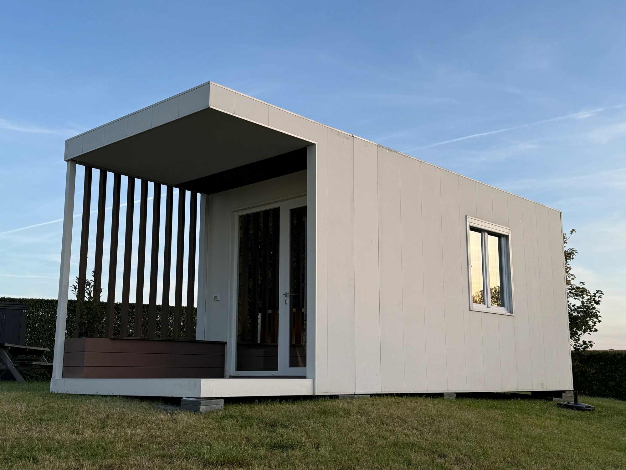 8.5x3m living container